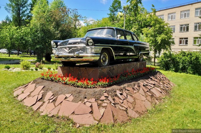 Автомобили на постаменте