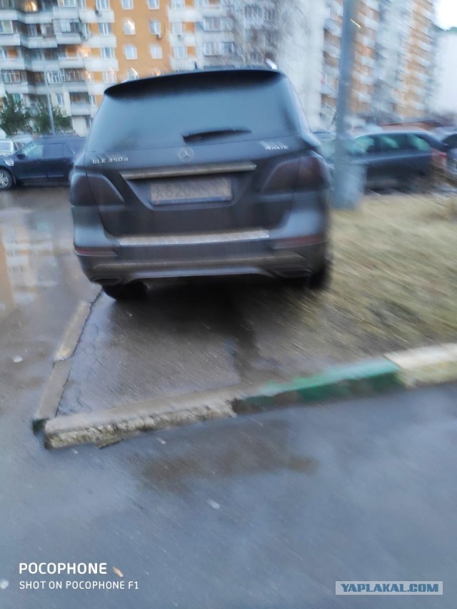 Вот такие записки оставляют «собственники» паковочных мест тем, кто паркуется возле их дома на общей стоянке.
