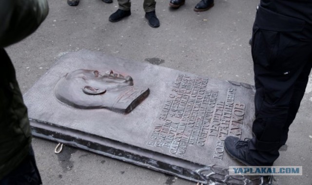 В Одессе сорвали и топтали ногами последний барельеф Жукову