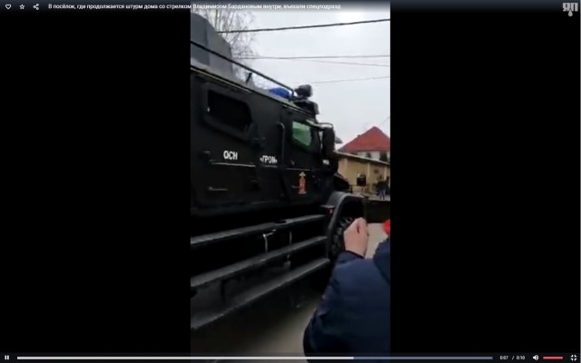 В элитном подмосковном посёлке Вешки ФСБ проводит масштабную спецоперацию - местный житель отстреливается из дома