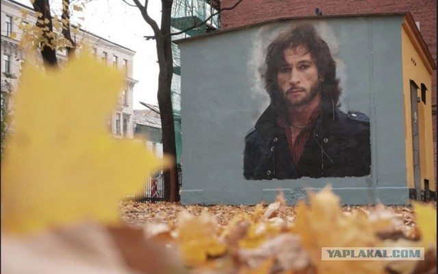 В Петербурге сын Талькова пришёл защищать портрет отца с палкой и угрозами