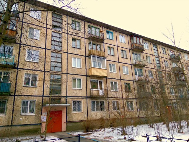 Безумие роскоши в обычном киевском подъезде