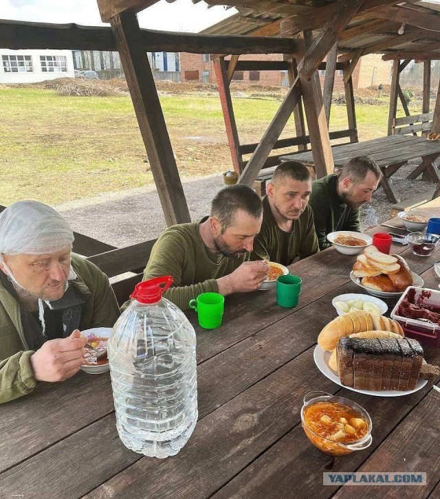 Пленные ВСУшники кушают.