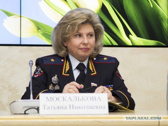 В Красноярске депутат принёс швабру омбудсмену, который назвал видео пыток заключённых фейками