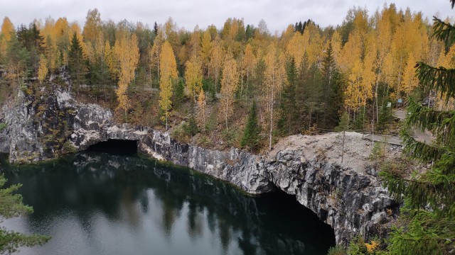А может быть поделимся печальной красотой?