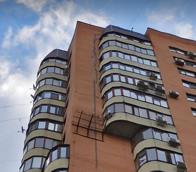 На востоке Москвы многоэтажный дом треснул с 1 по 9 этажи