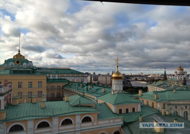 Люди на куполе Сенатского дворца в момент "атаки БПЛА"