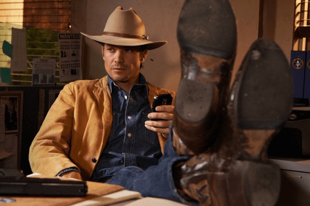 Зачем американцы кладут ноги на стол?