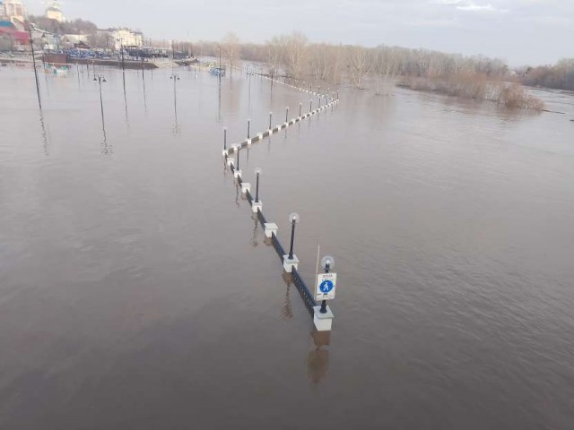 В Оренбурге уровень воды в реке Урал вырос до 872 сантиметров