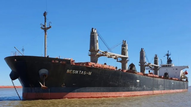 Американский авианосец столкнулся с грузовым судном