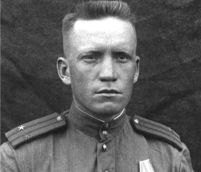 Жители Мамоново призвали убрать бюст Героя СССР, похожий на Шварценеггера