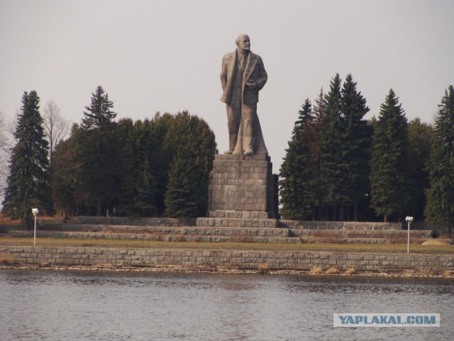 Памятники Ленину