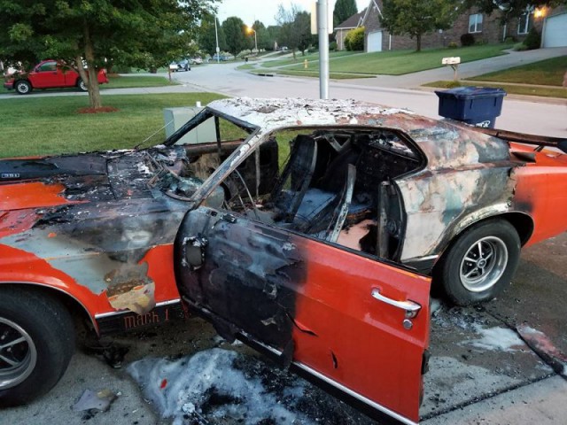 Вандалы сожгли Ford Mustang, подаренный мальчику-инвалиду