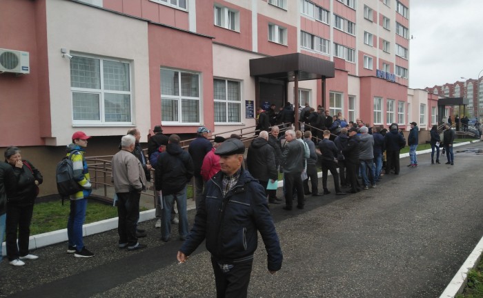 «Записи нет, но можно купить место в очереди в ГИБДД у девочек»