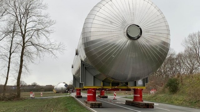 В Германии, в Нижней Саксонии уронили при перевозке большую непонятную штуку