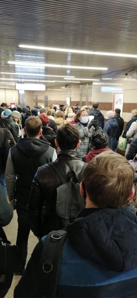 Огромные очереди в метро в Москве!