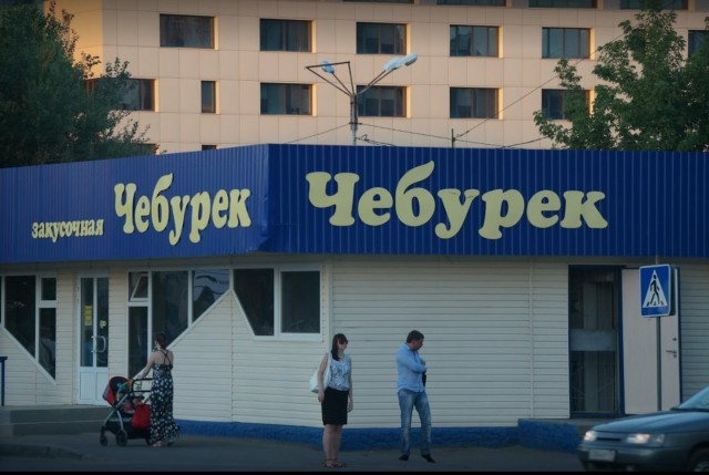 «Культовый фастфуд» ушедших времен: места с самой вкусной уличной едой в Москве (и не только)
