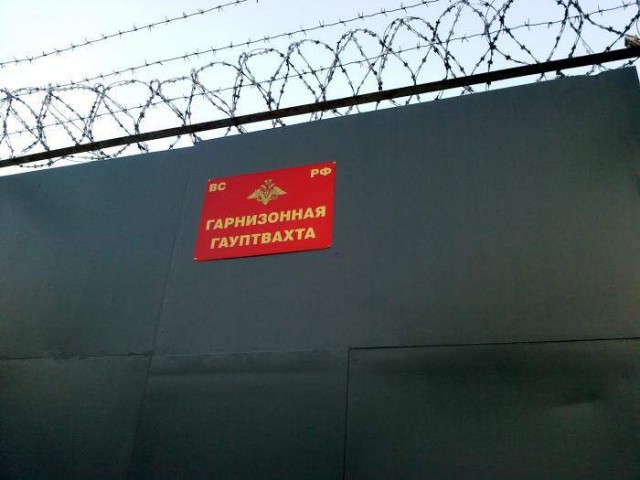 Губа. Потом молча вылил содержимое кружки на голову обидчика и со всего размаха влепил её дном в лоб прапору...