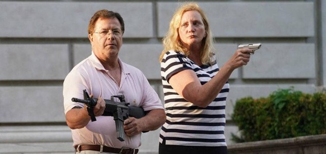 Американскую пару засудят за угрозу оружием активистам BLM
