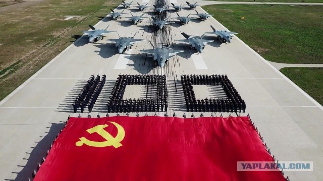 Одиночный пилотаж и эффектная посадка истребителя пятого поколения Су-57