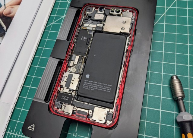 Apple прислала двухчемоданный комплект с инструментами весом 36 кг на замену тридцатиграммовой батареи в iPhone 13 mini