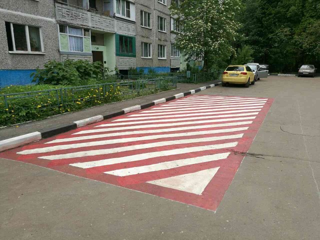 В подъездах оставляют коляски с великами?!