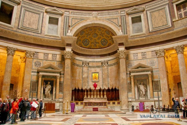 У гроба Папы Иоанна Павла II