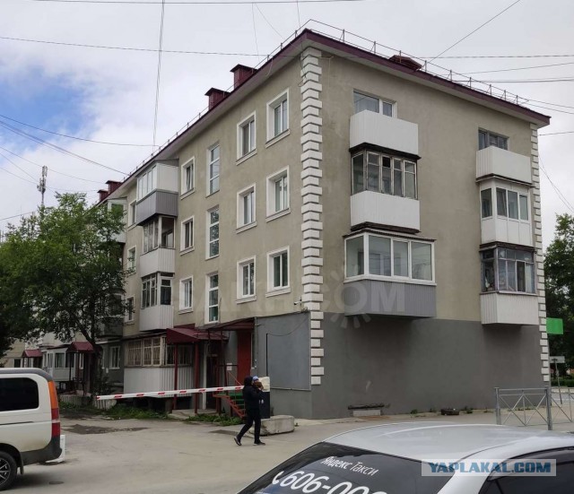 Москвич построил балкон на первом этаже и попал под суд