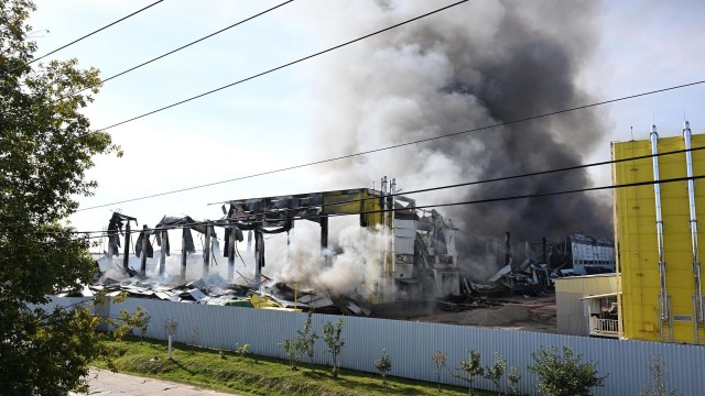 Москвичи пятый день обсуждают свои сгоревшие вещи в пожаре на складе «Чердака»