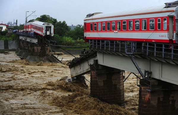 Река разрезала поезд напополам