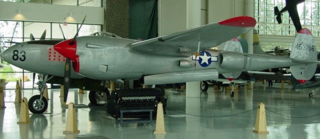 Многоцелевой истребитель P-38 «Lightning»