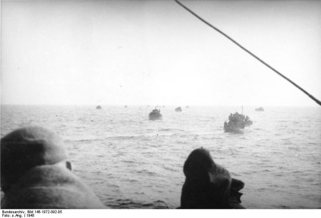 " Веселый Роджер" над субмариной