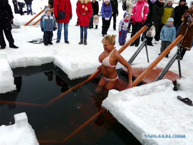 Девушки купаются в Крещенские морозы
