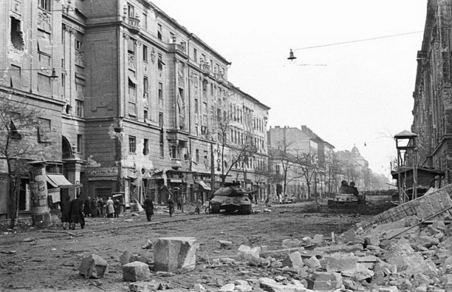 Венгерские фашисты сжигали заживо десятки людей: что на самом деле происходило в Будапеште в 1956-м