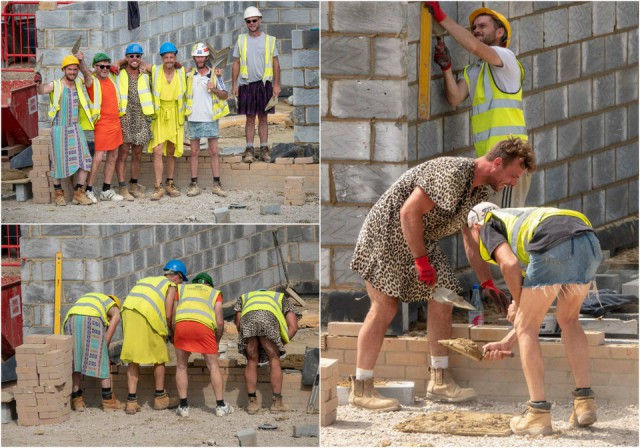 Британские строители прикололись и пришли на работу в платьях, чтобы обойти запрет на ношение шорт