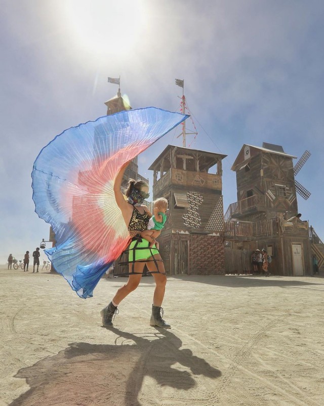 Девушки фестиваля Burning Man-2019