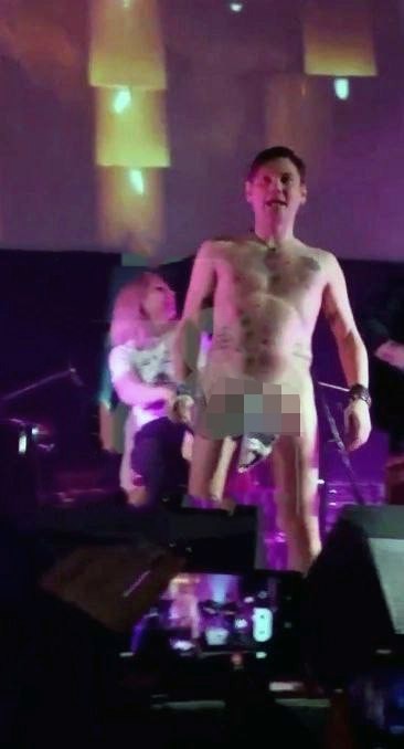 После выступления с носком на члене вокалиста группы «Щенки» задержали в Пулково и поместили в СИЗО в Санкт-Петербурге — СМИ