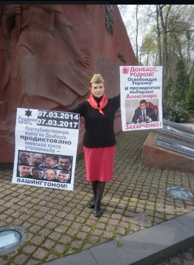 Пенсионерка Галина Савченко из Всеукраинского союза советских офицеров пришла в Парк Славы в советской форме и звездой на пилотке.