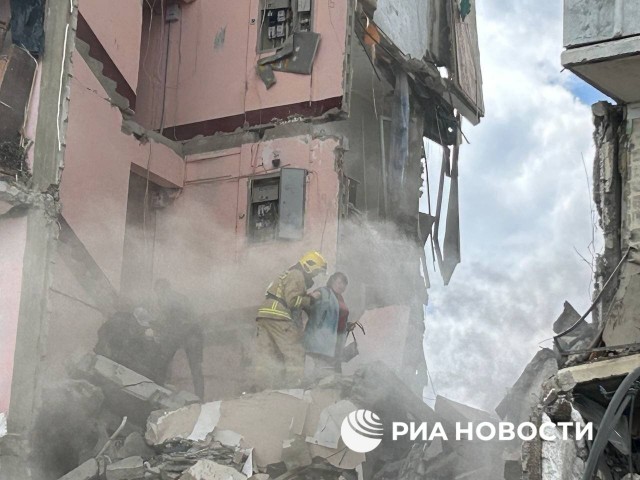 У обрушившегося дома рухнула крыша, которая накрыла спасателей