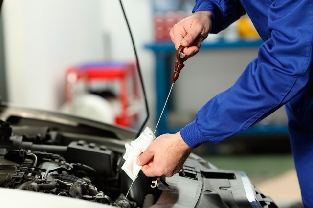 Камрады,а давайте разберемся,с каким интервалом нужно менять масло в двигателе легкового автомобиля.