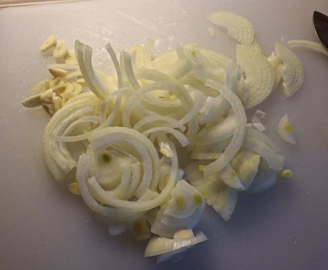 Картофель жаренный на сале с луком и чесноком