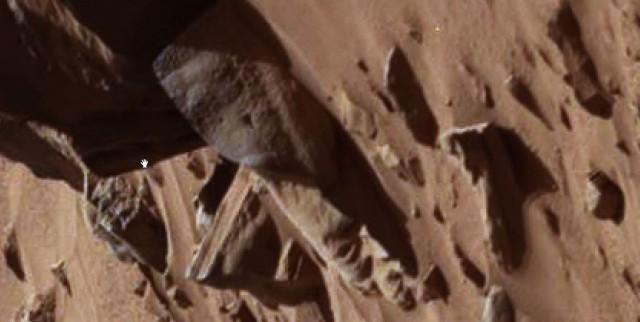 Гигантская статуя на Марсе?