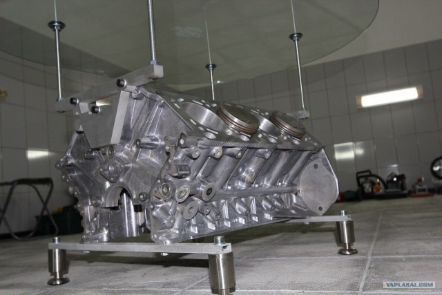 Столик V8