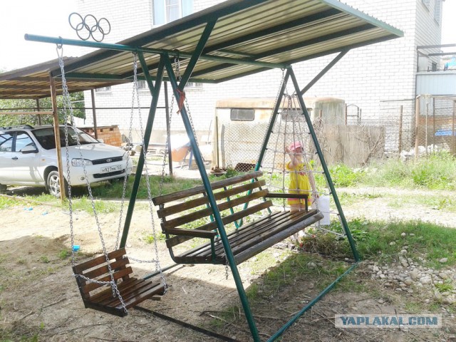 Качели из хлама