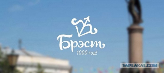 Парень топором крушит брестский ТЦ «Евроопт»