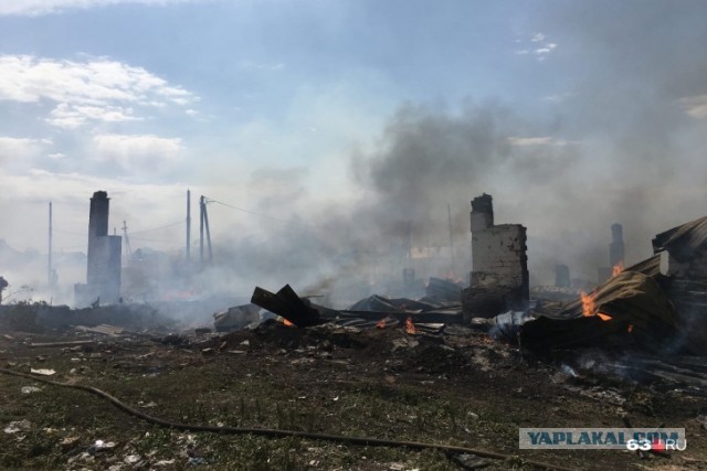 Видео с высоты: пламя выжгло цыганский поселок под Самарой