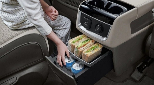 Огромный вэн Kia Carnival: в России от 2,6 млн рублей