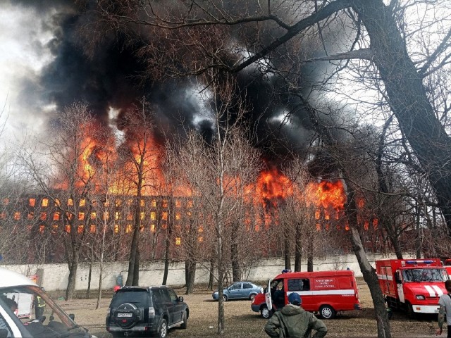 На Октябрьской набережной в здании "Невской Мануфактуры" в Петербурге крупный пожар