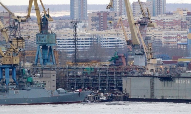 В Санкт-Петербурге горит строящийся военный корабль