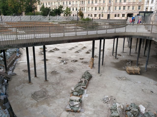 Перед Политехом начали замену зимней плитки на летнюю